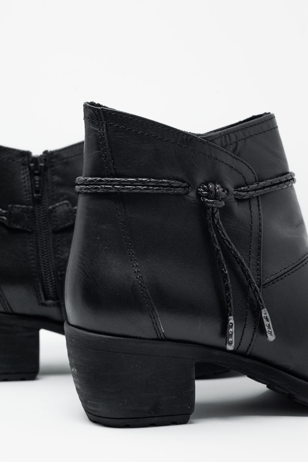 Botines negros de tacón medio con punta redonda