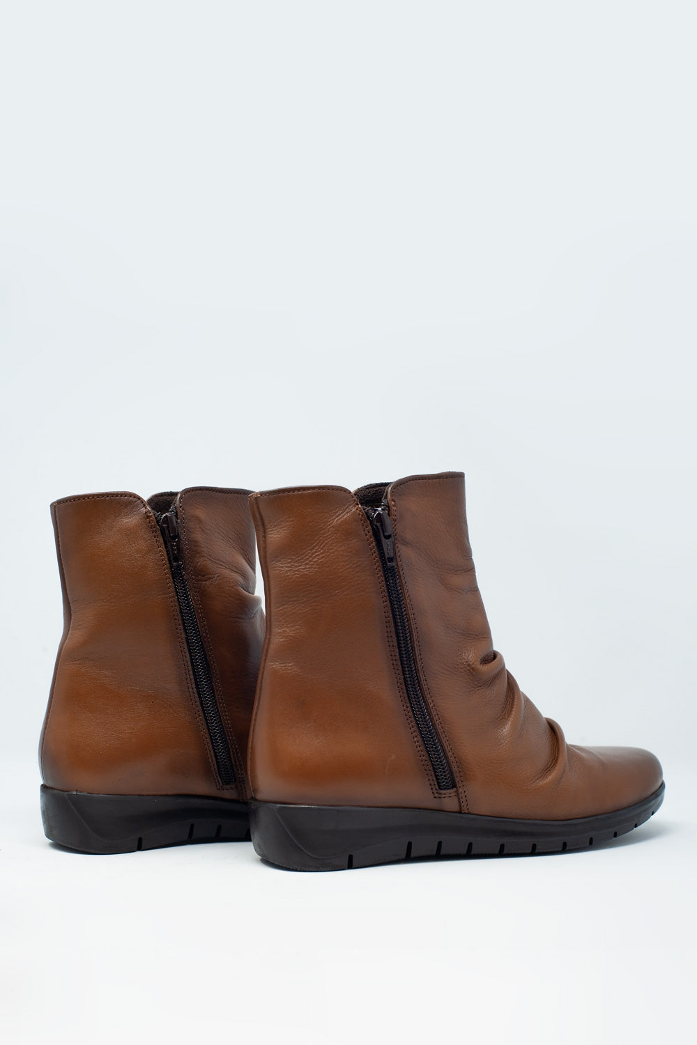 Botines planos de cuero en marron
