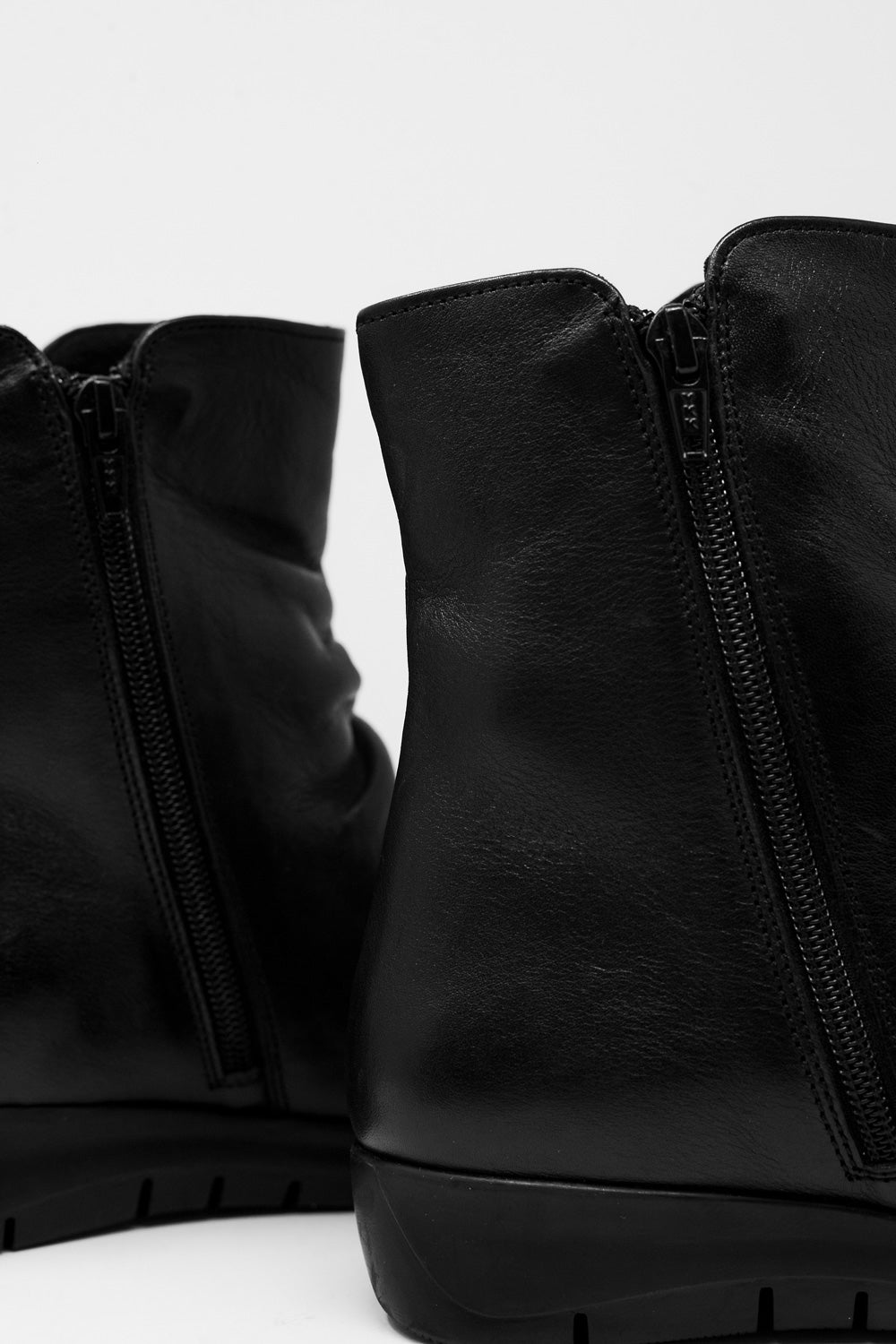 Botines planos de cuero