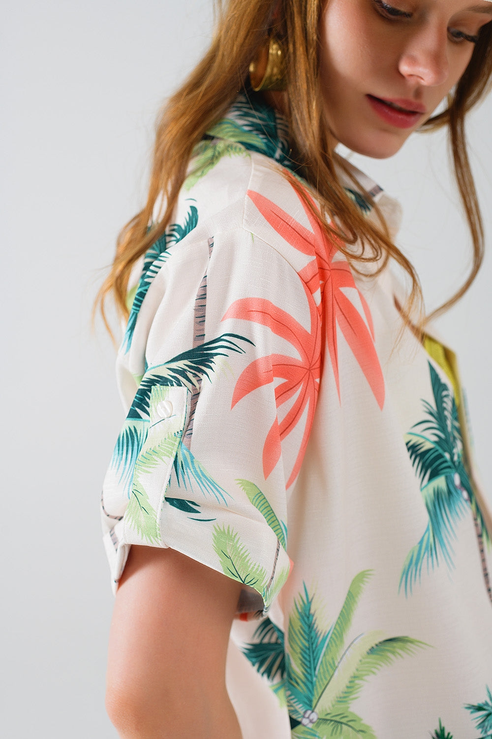 Camisa abotonada crema con estampado playero y cuello polo