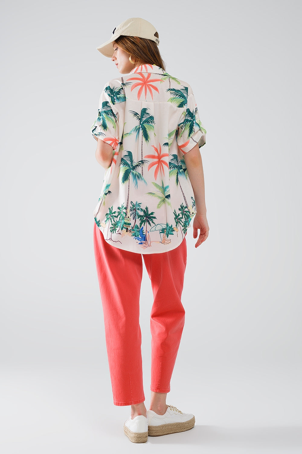 Camisa abotonada crema con estampado playero y cuello polo