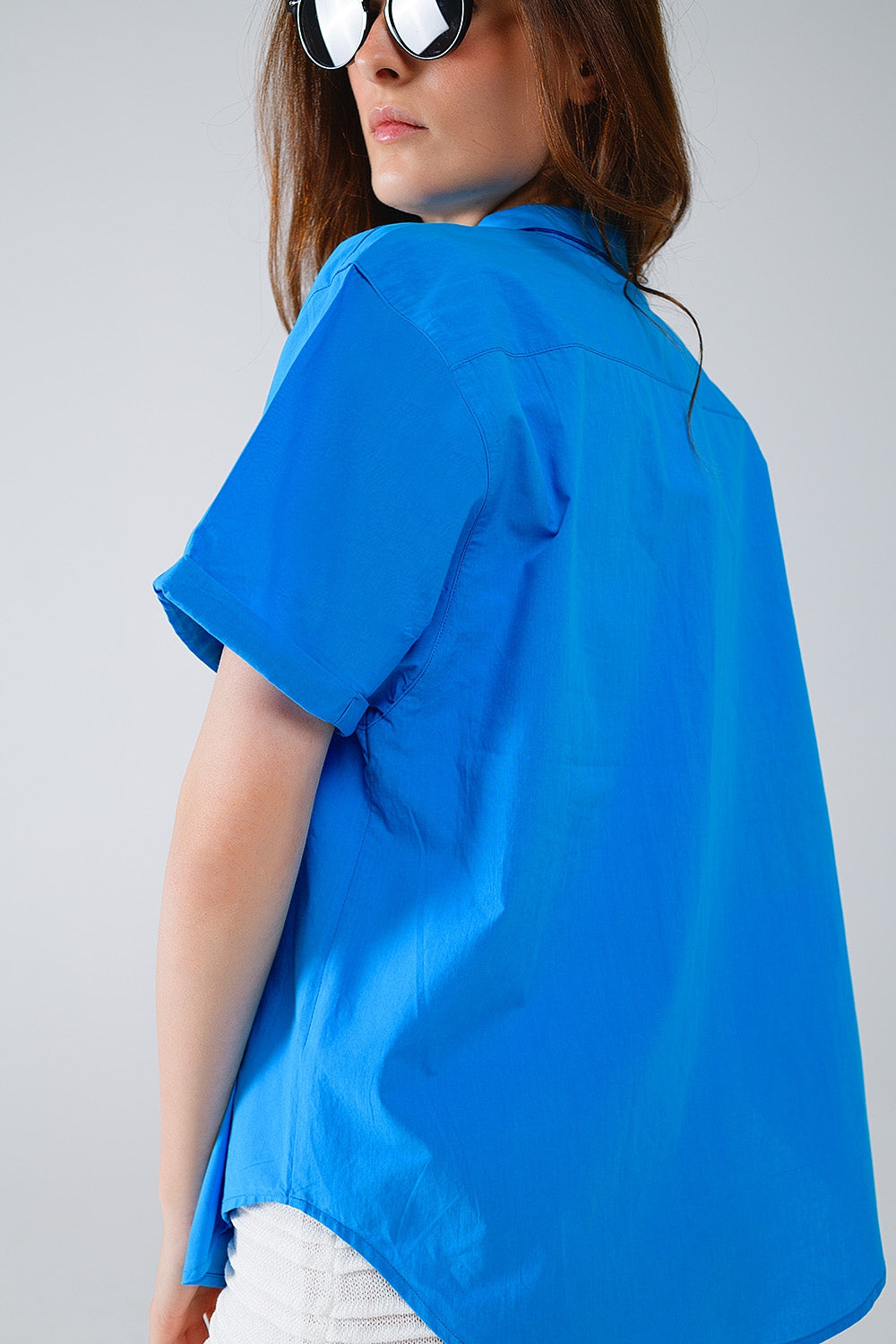 Camisa abotonada de manga corta en azul