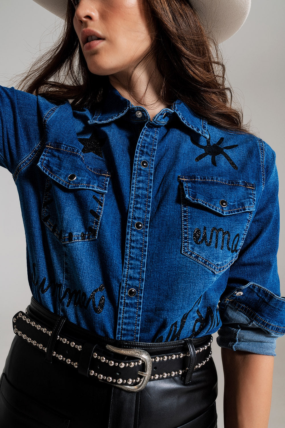 camisa ajustada vaquera con detalles gráficos negros con strass
