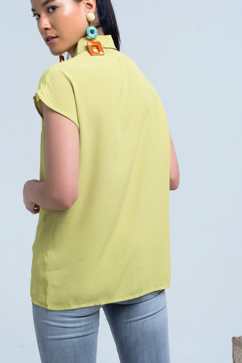 Camisa amarillacon detalle de rejilla