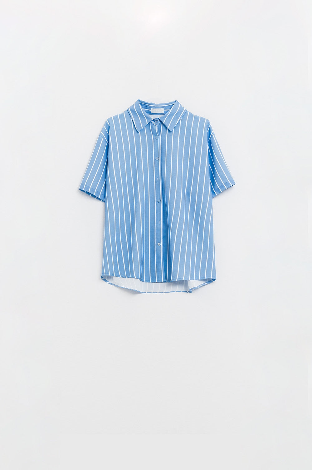 Camisa azul a rayas de manga corta