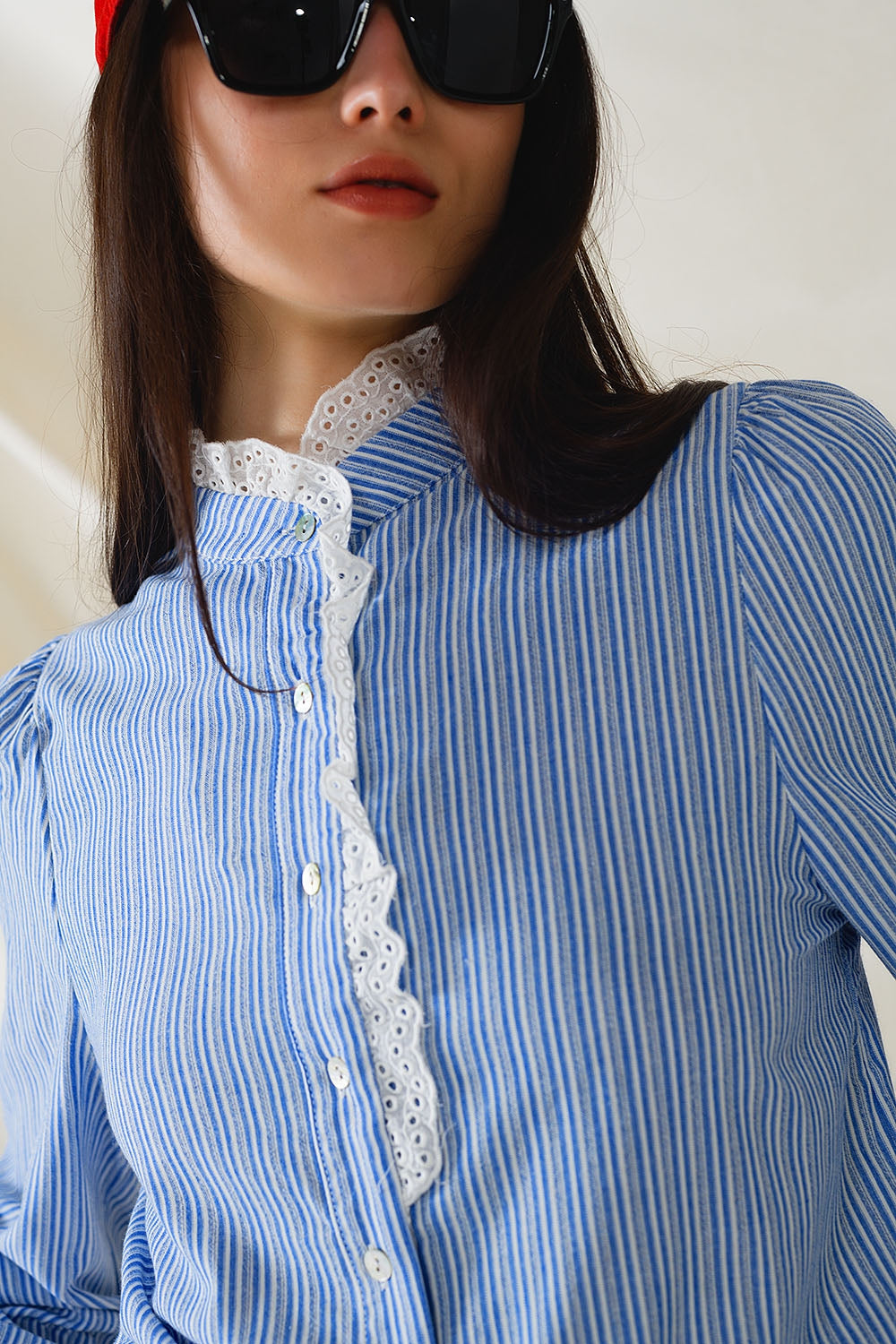 Camisa Azul Con Rayas Verticales Blancas Con Detalle De Encaje