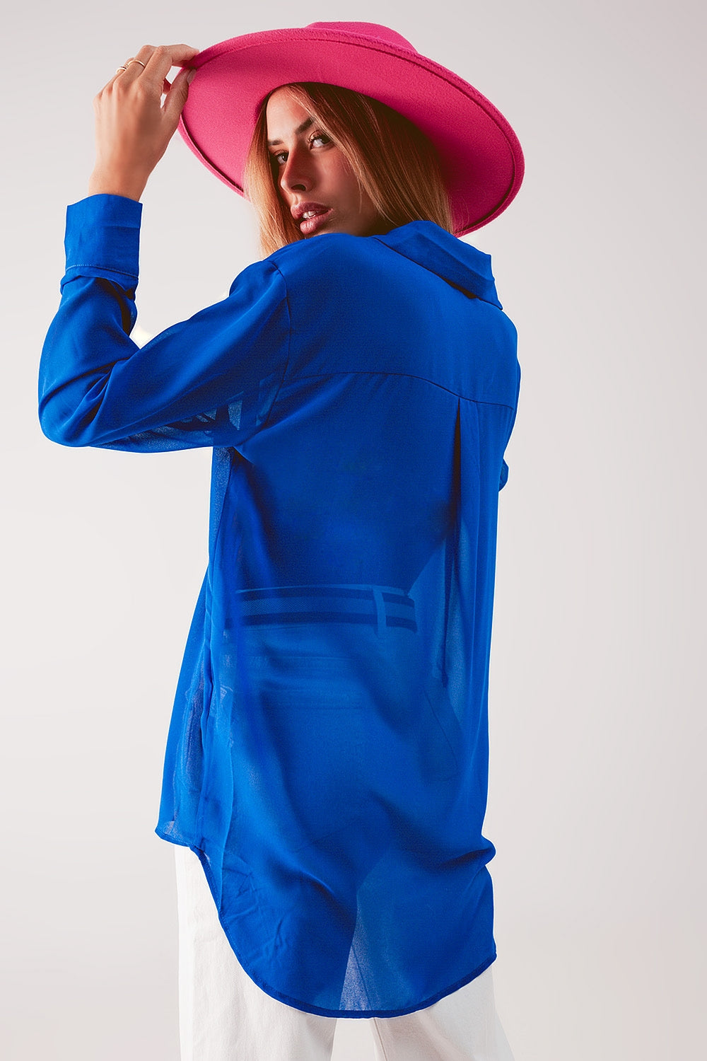 Camisa azul de chifón transparente