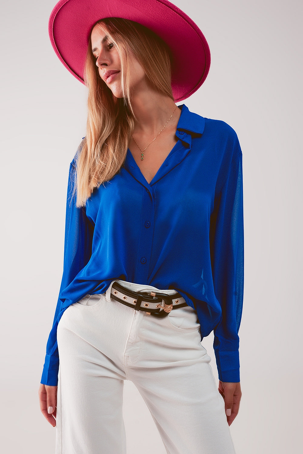 Camisa azul de chifón transparente