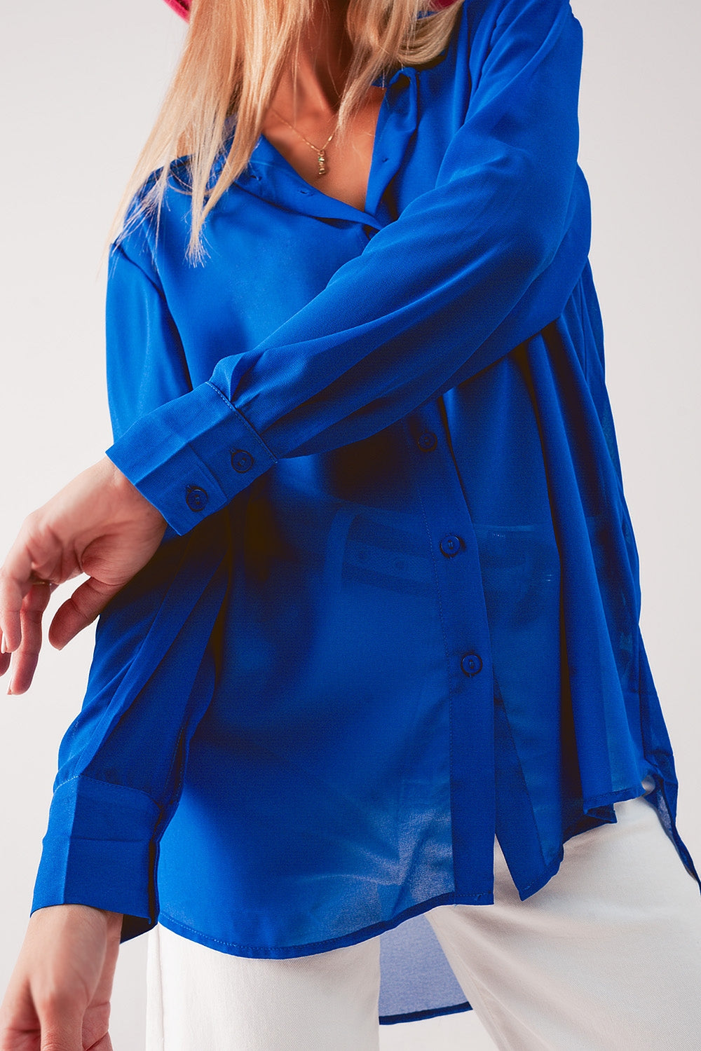 Camisa azul de chifón transparente