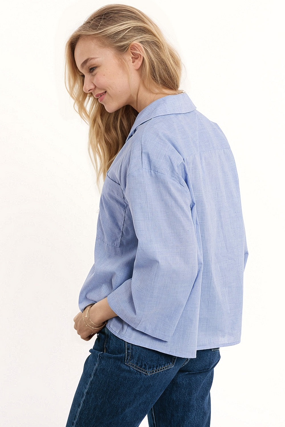 Camisa azul de manga ancha 3/4 con un bolsillo en el pecho