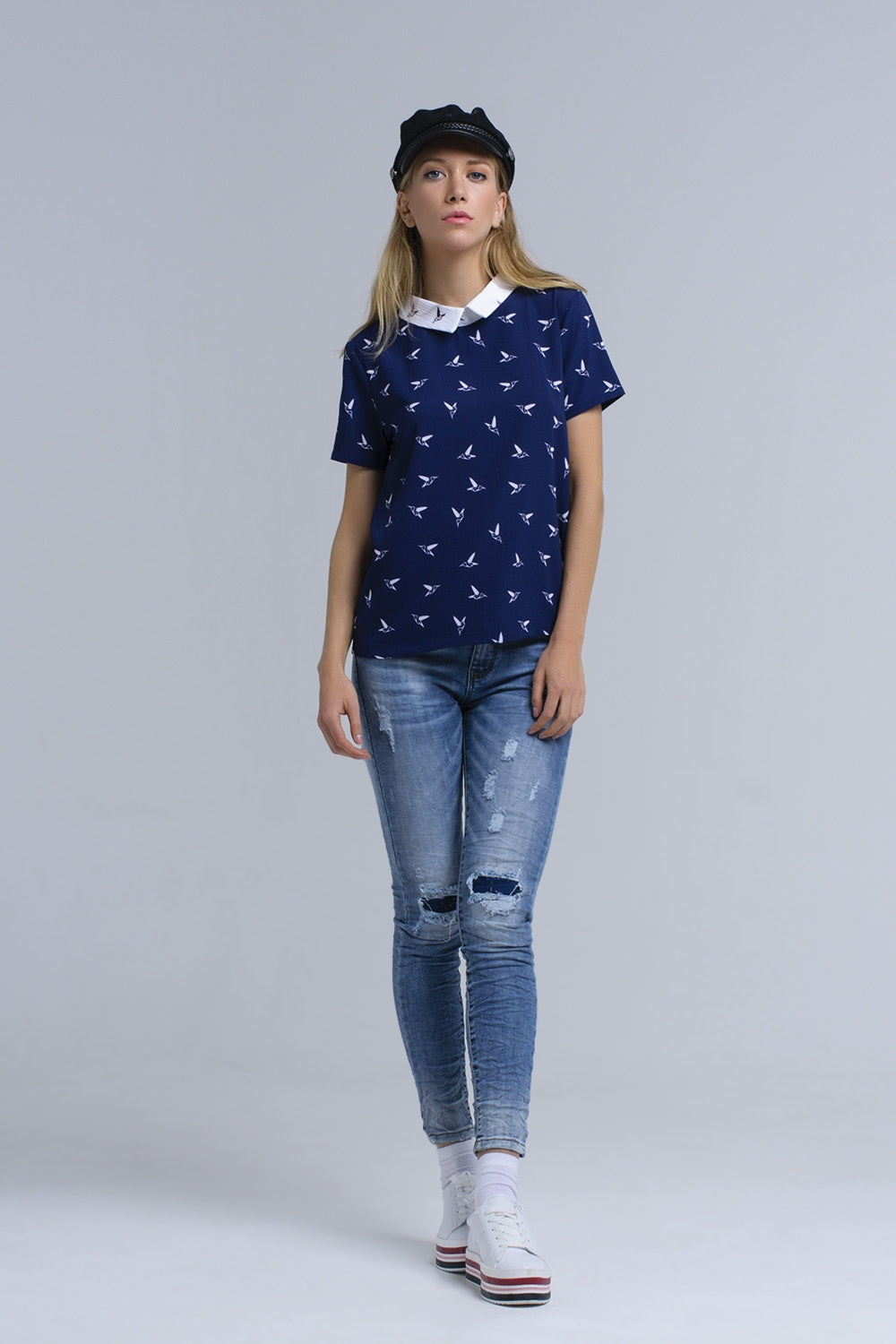 Camisa azul marino con pájaros estampados blancos
