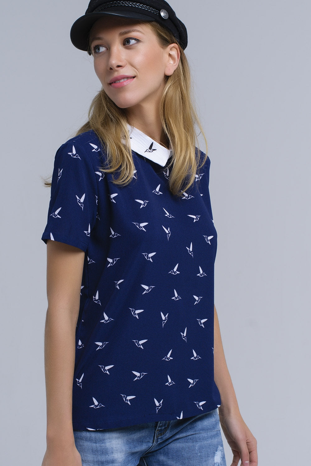 Camisa azul marino con pájaros estampados blancos
