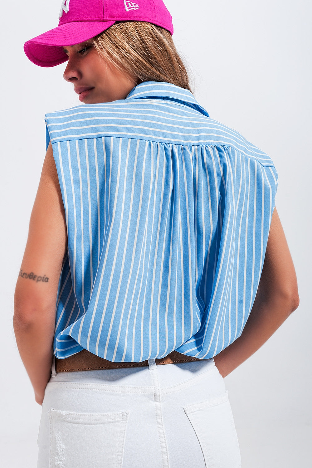 Camisa azul sin mangas a rayas