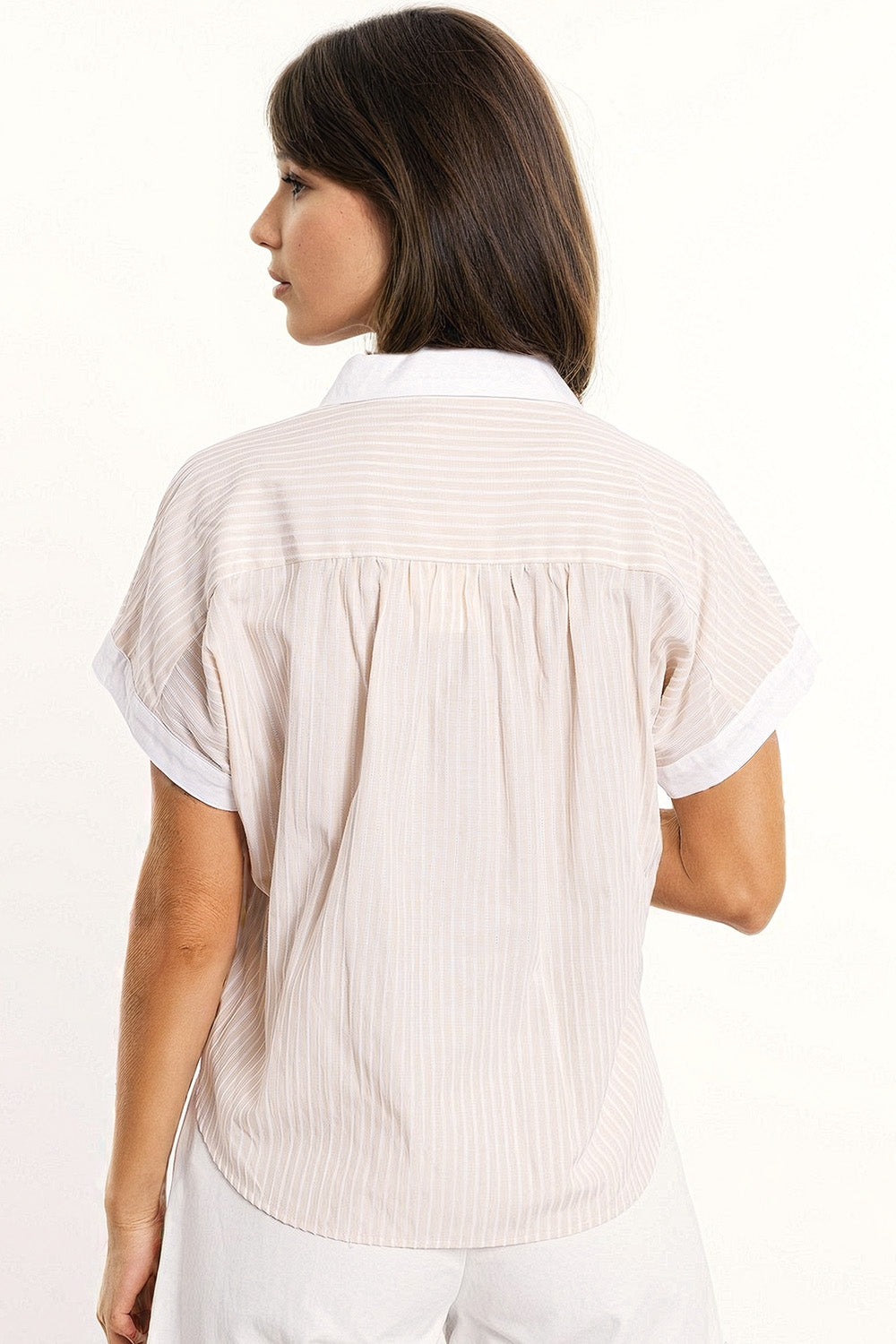 Camisa beige de manga corta y rayas verticales