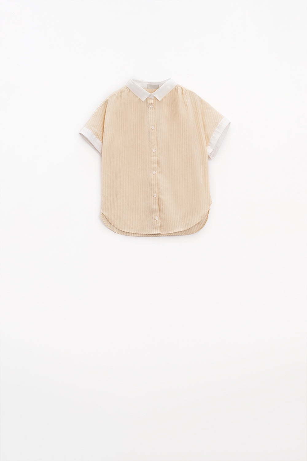 Camisa beige de manga corta y rayas verticales