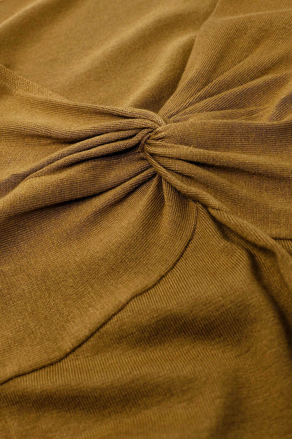 Camisa Beige de manga larga con detalle de nudo y cuello de pico