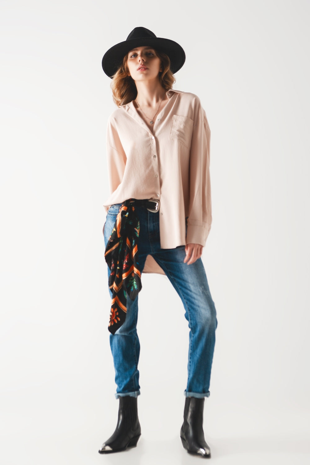 Camisa beige extragrande con detalle de bolsillo