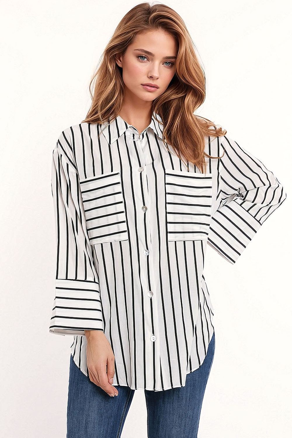 Q2 Camisa blanca con rayas negras y bolsillos en el pecho