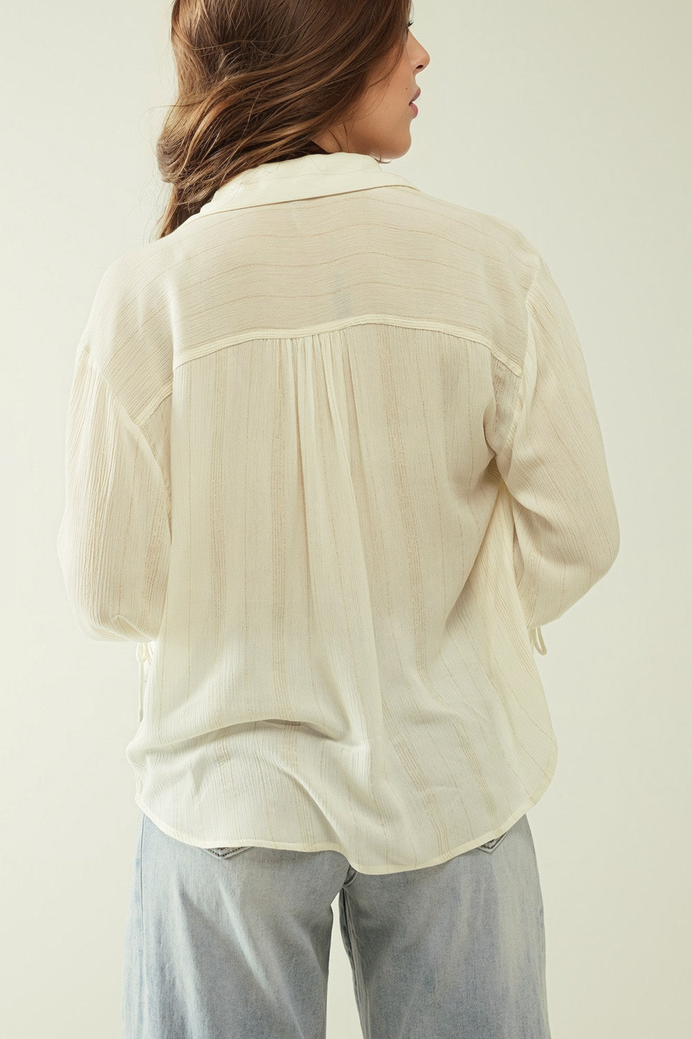 camisa blanca ligera con cuello de pico y detalles de rayas