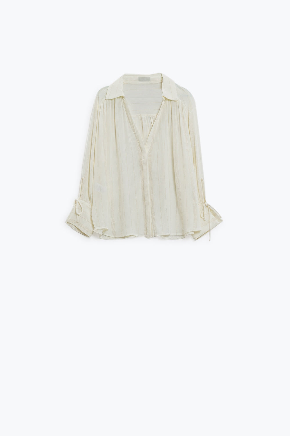 camisa blanca ligera con cuello de pico y detalles de rayas