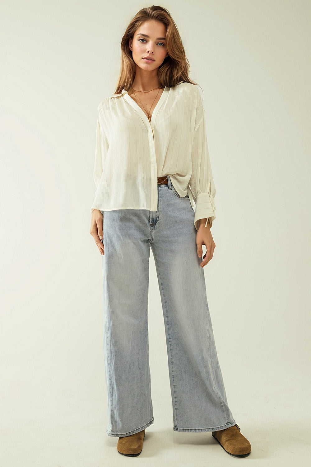 camisa blanca ligera con cuello de pico y detalles de rayas