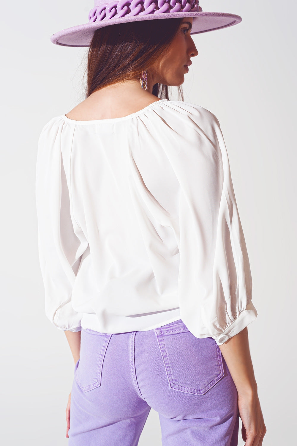 Camisa color crema abotonada con parte delantera de satén