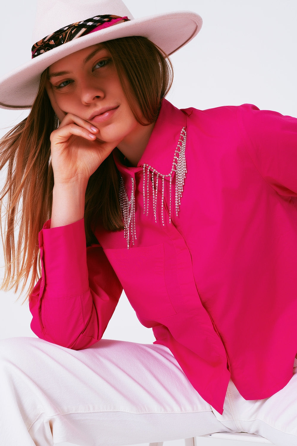 Camisa con cuello de strass y flecos en fuxia