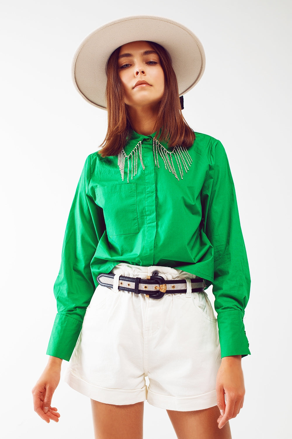 Camisa con cuello de strass y flecos en verde