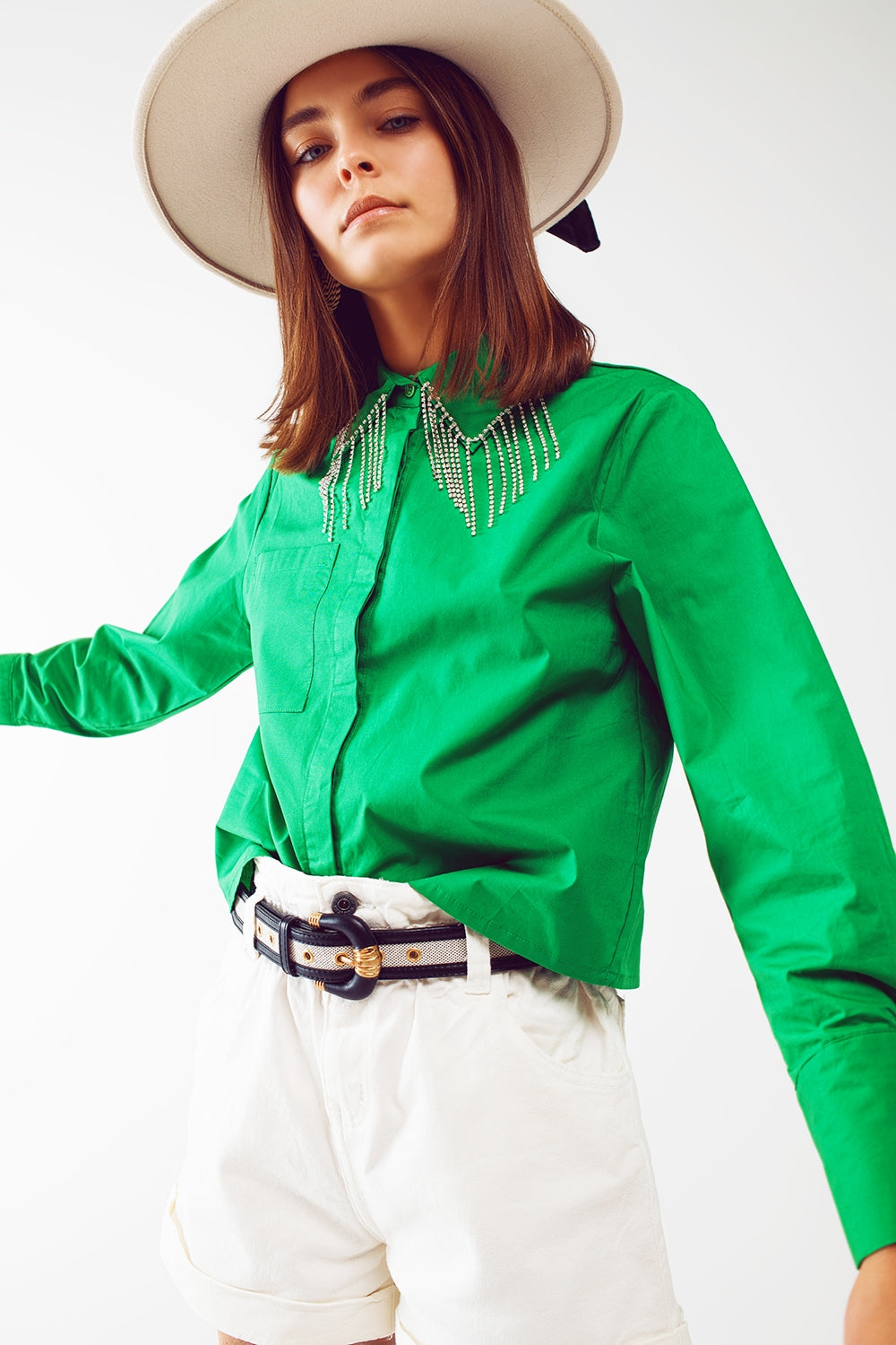 Camisa con cuello de strass y flecos en verde