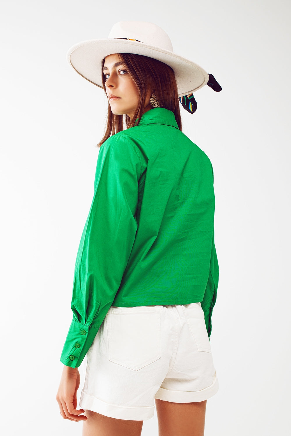 Camisa con cuello de strass y flecos en verde