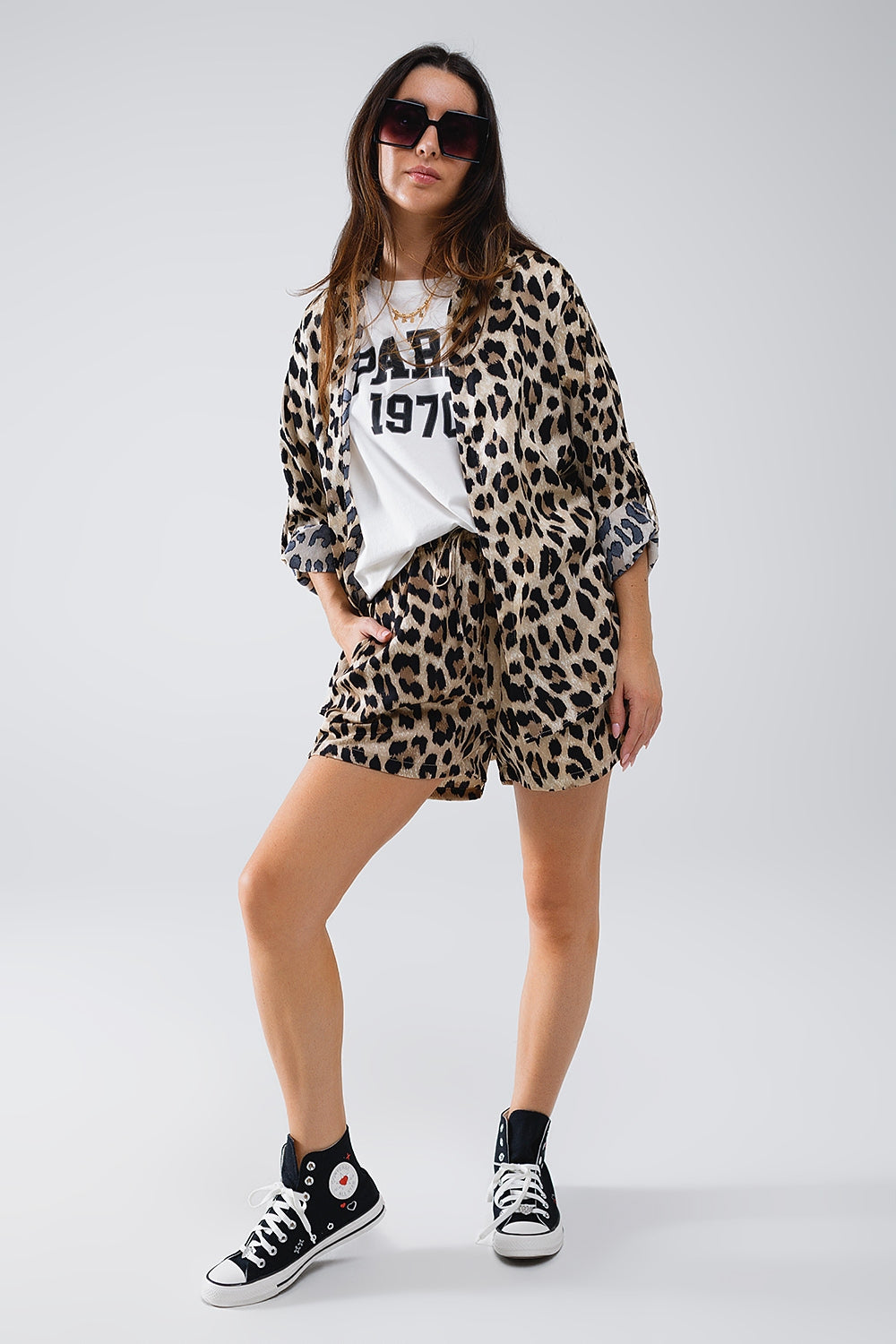 Camisa con estampado de leopardo y mangas largas