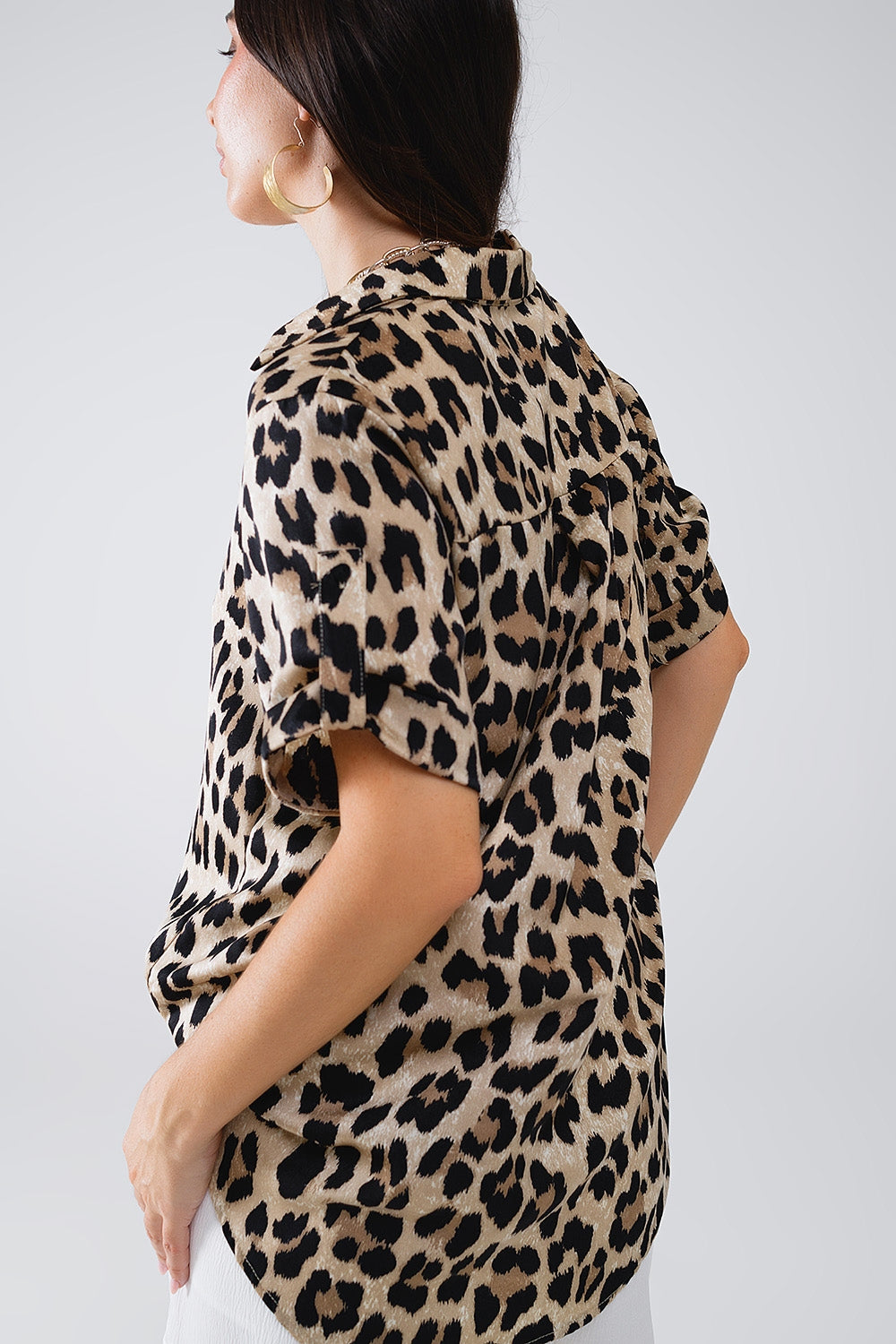 Camisa con estampado de leopardo y puños enrollados