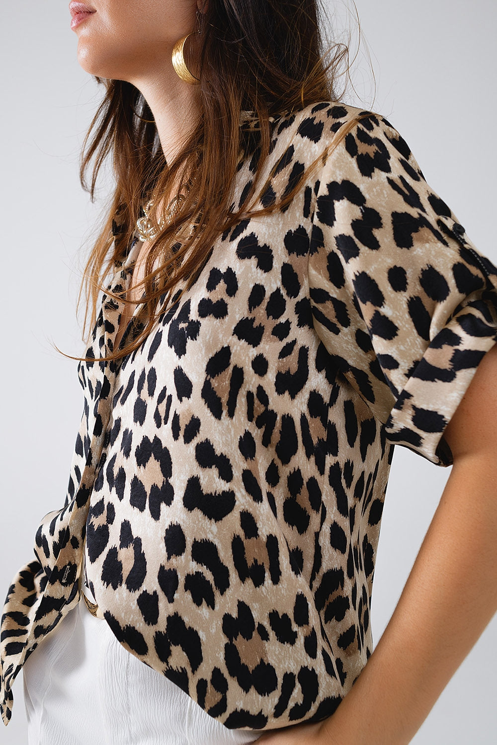 Camisa con estampado de leopardo y puños enrollados