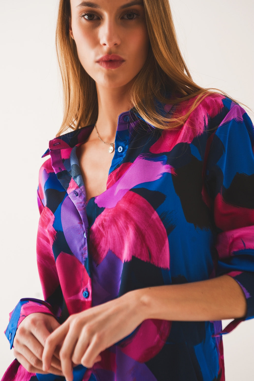 Camisa con estampado floral morado
