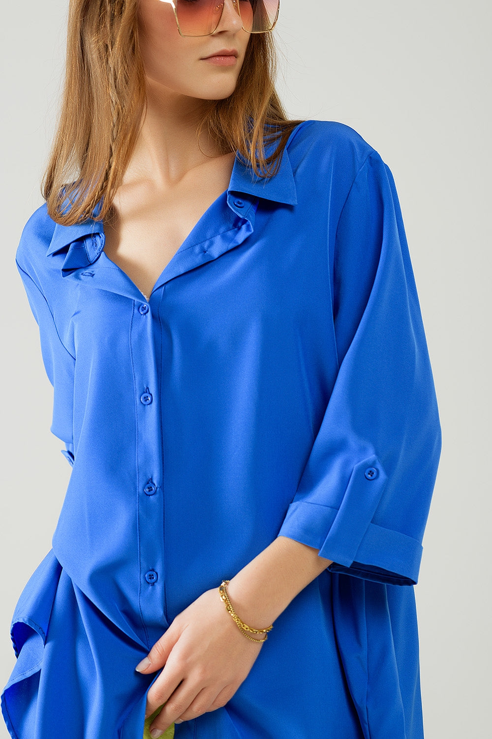 Camisa confeccionada en tejido muy suave y ligero en color azul eléctrico.