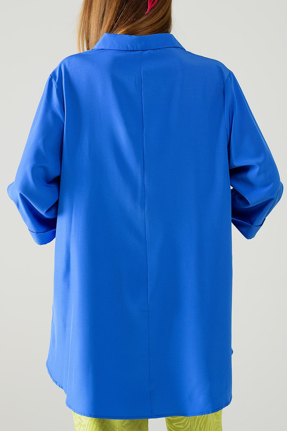 Camisa confeccionada en tejido muy suave y ligero en color azul eléctrico.