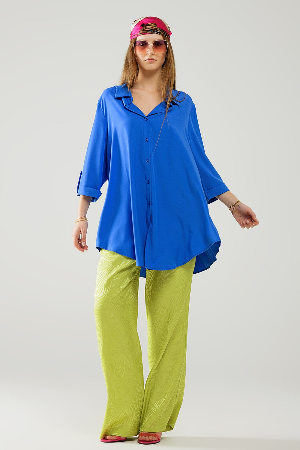 Camisa confeccionada en tejido muy suave y ligero en color azul eléctrico.