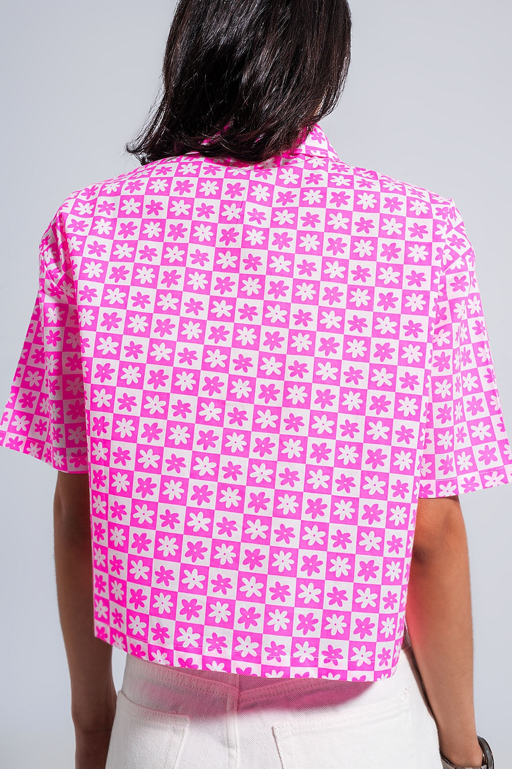 Camisa corta rosa con botones estilo años 90