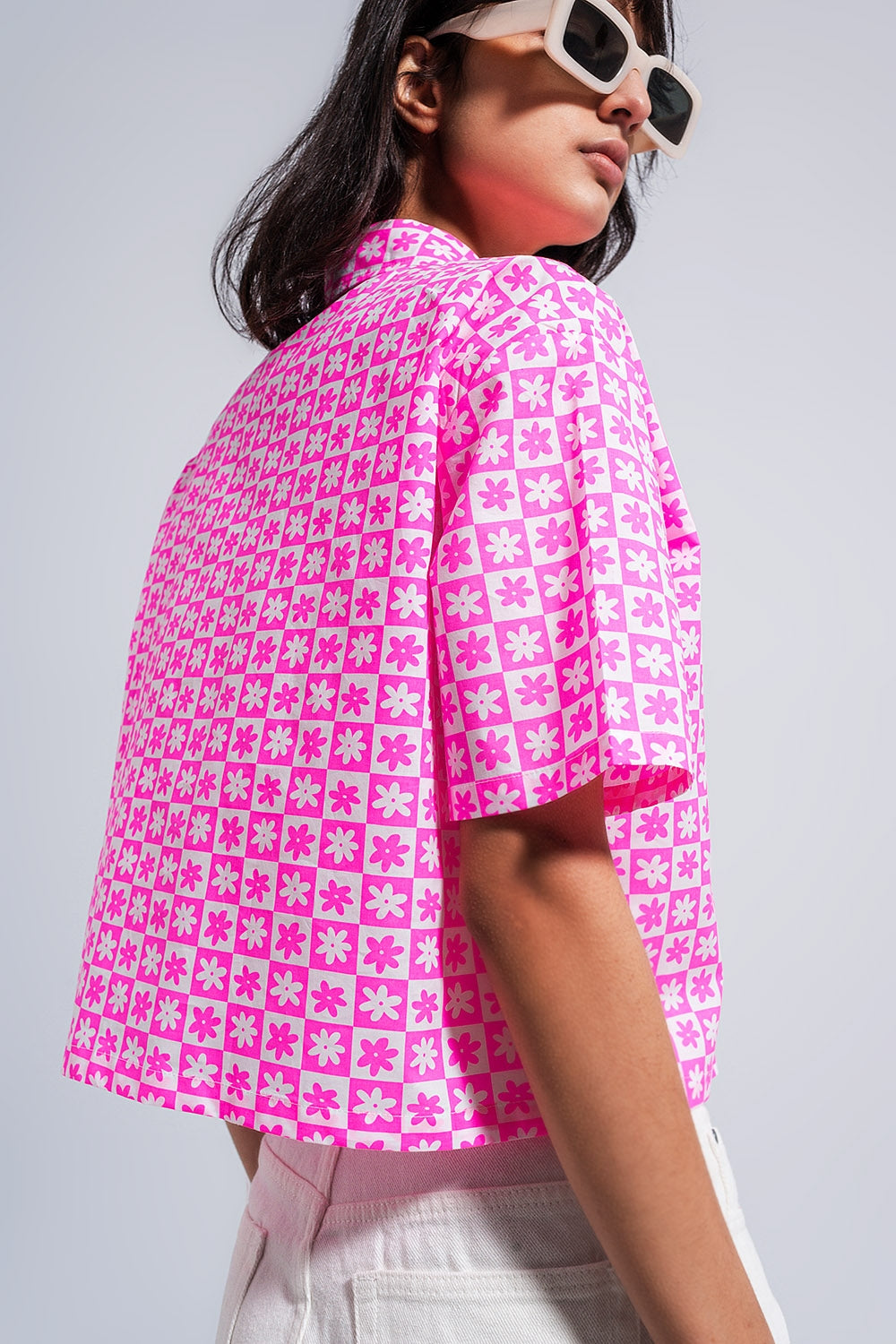 Camisa corta rosa con botones estilo años 90