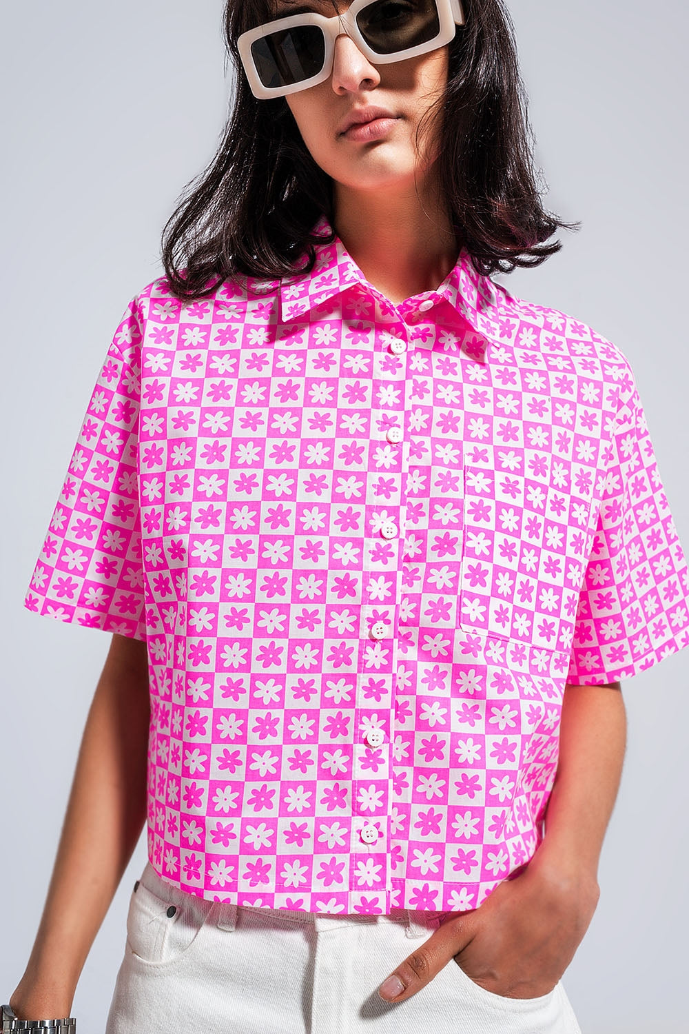 Camisa corta rosa con botones estilo años 90