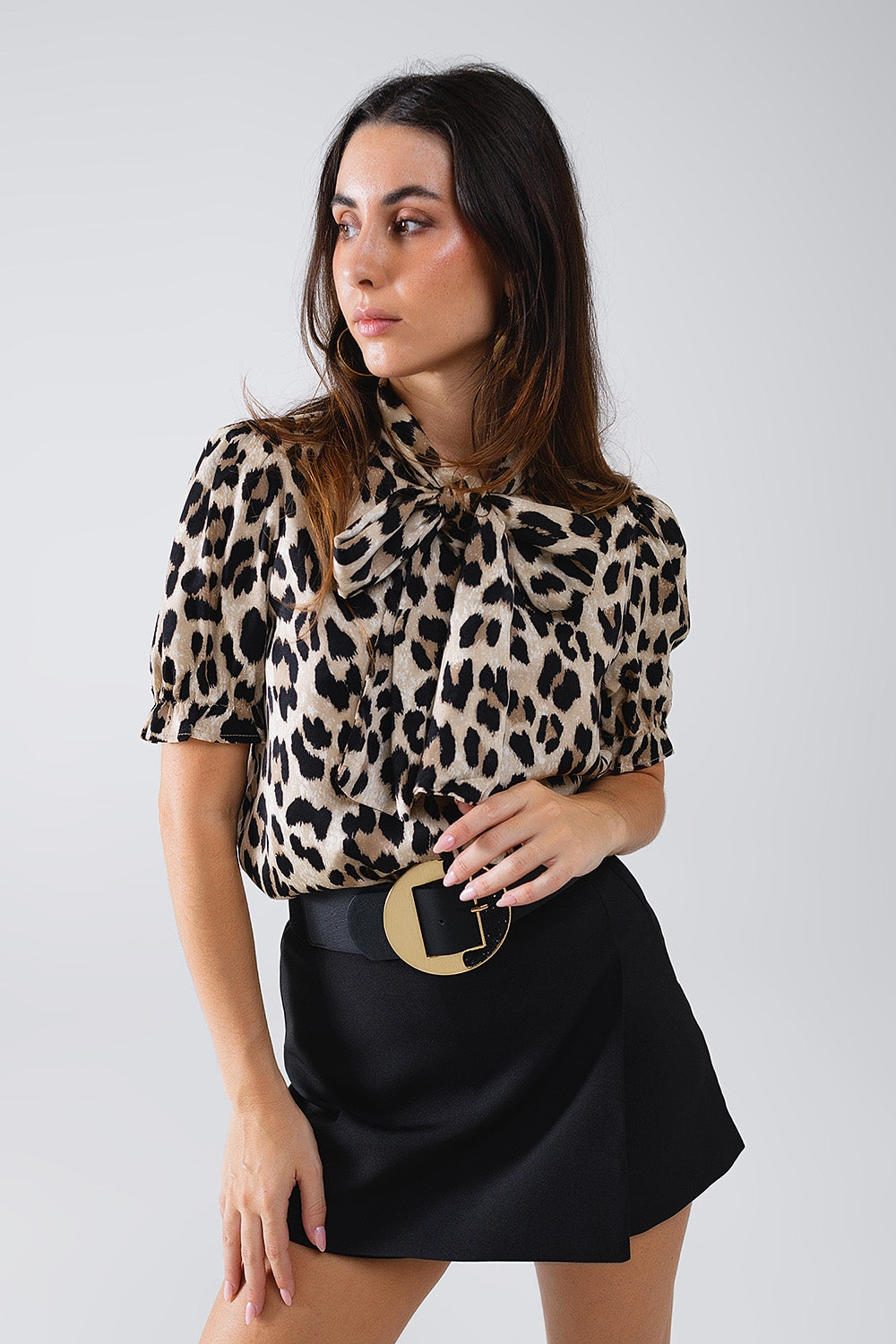Q2 Camisa de leopardo con cuello alto y mangas abullonadas