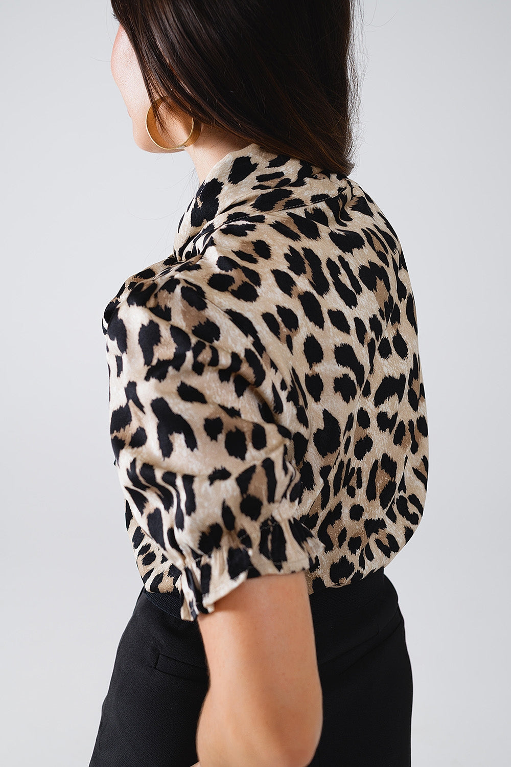 Camisa de leopardo con cuello alto y mangas abullonadas