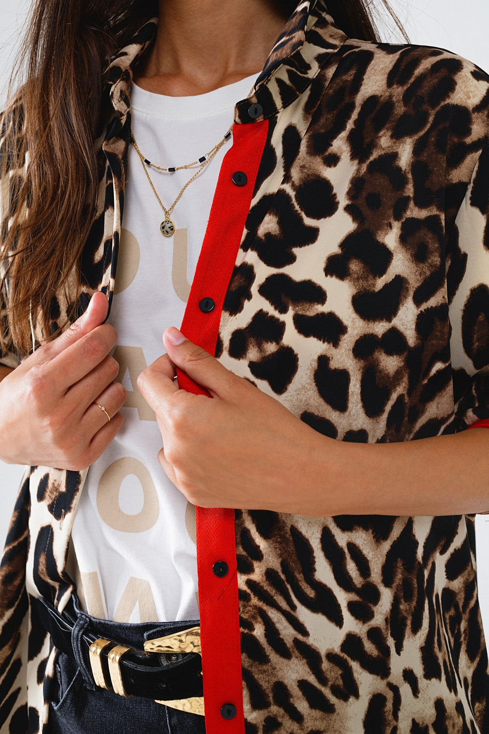 Camisa de leopardo con tapeta de botones roja y detalle de mangas rojas