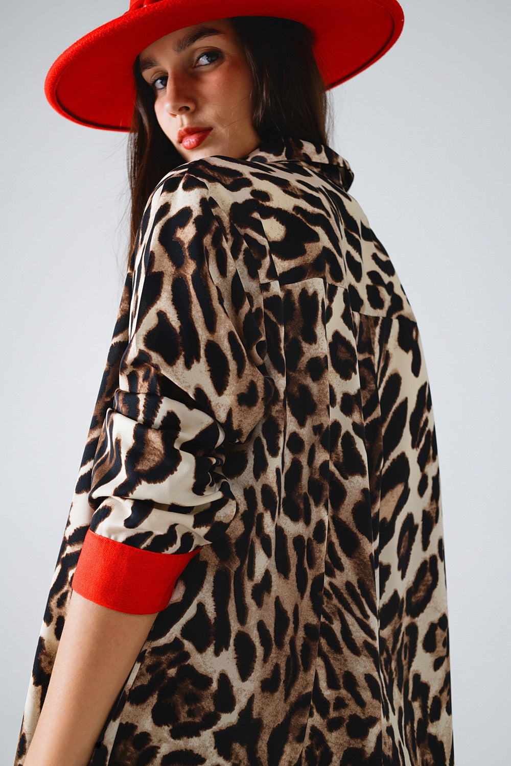 Camisa de leopardo con tapeta de botones roja y detalle de mangas rojas
