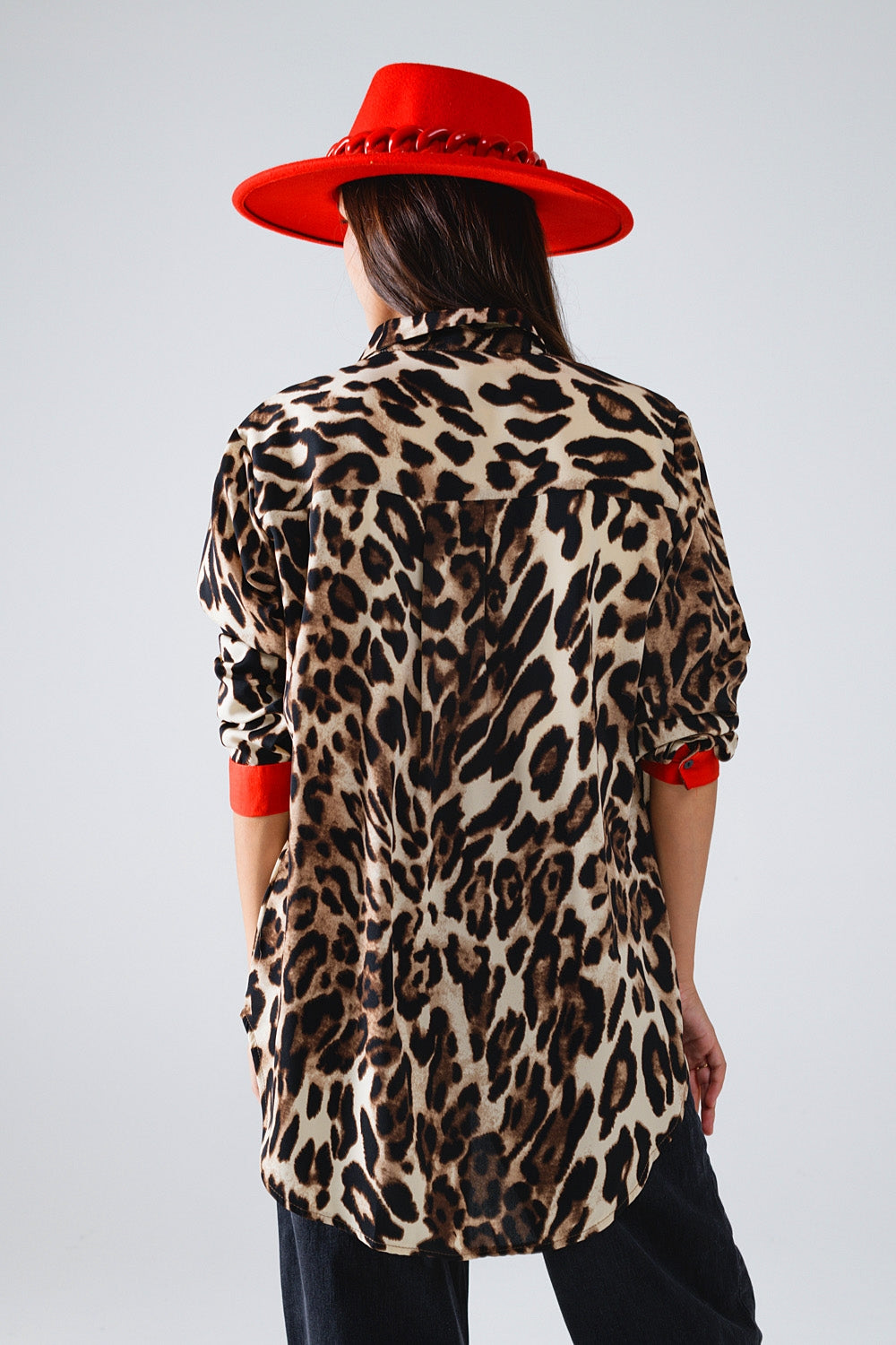 Camisa de leopardo con tapeta de botones roja y detalle de mangas rojas