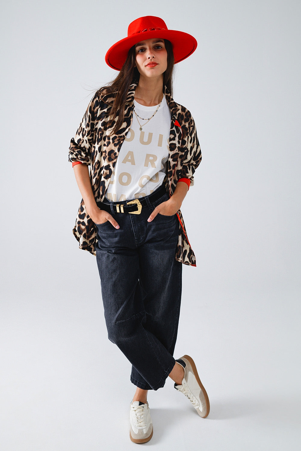 Camisa de leopardo con tapeta de botones roja y detalle de mangas rojas