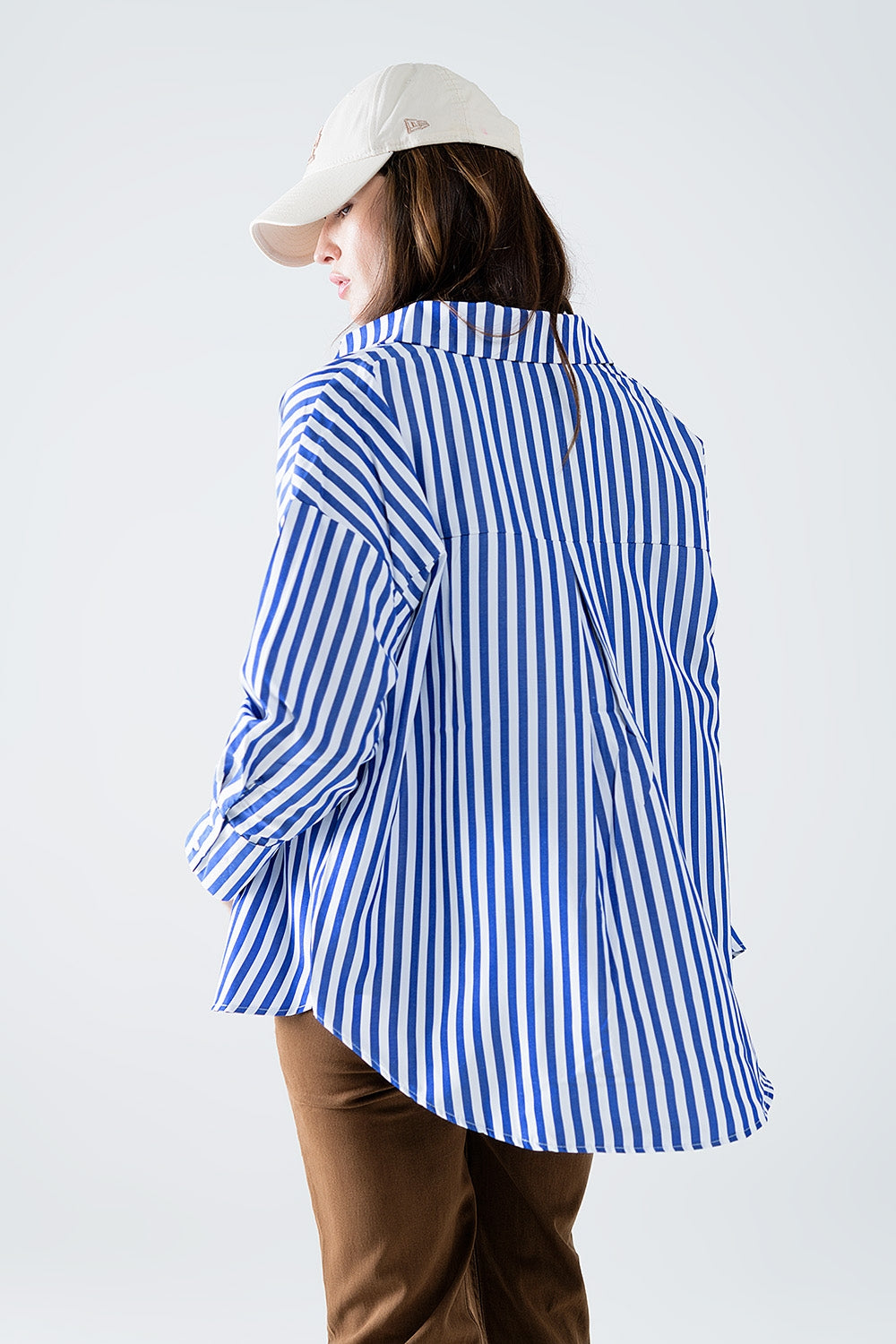 Camisa de popelina con rayas verticales en color azul y bolsillo en el pecho