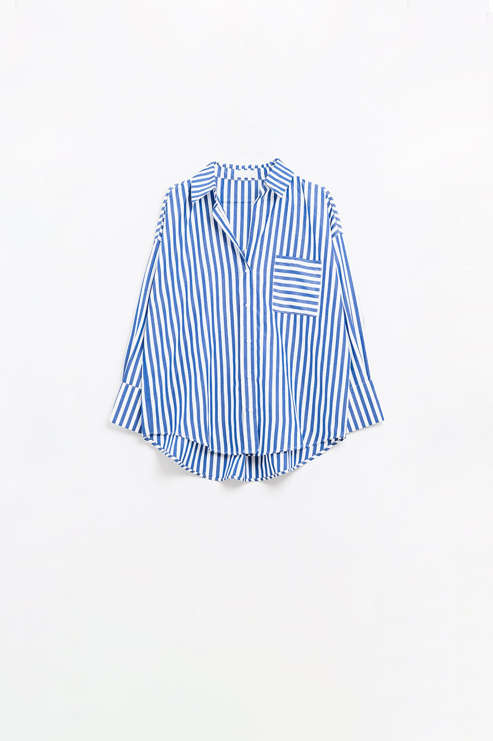 Camisa de popelina con rayas verticales en color azul y bolsillo en el pecho