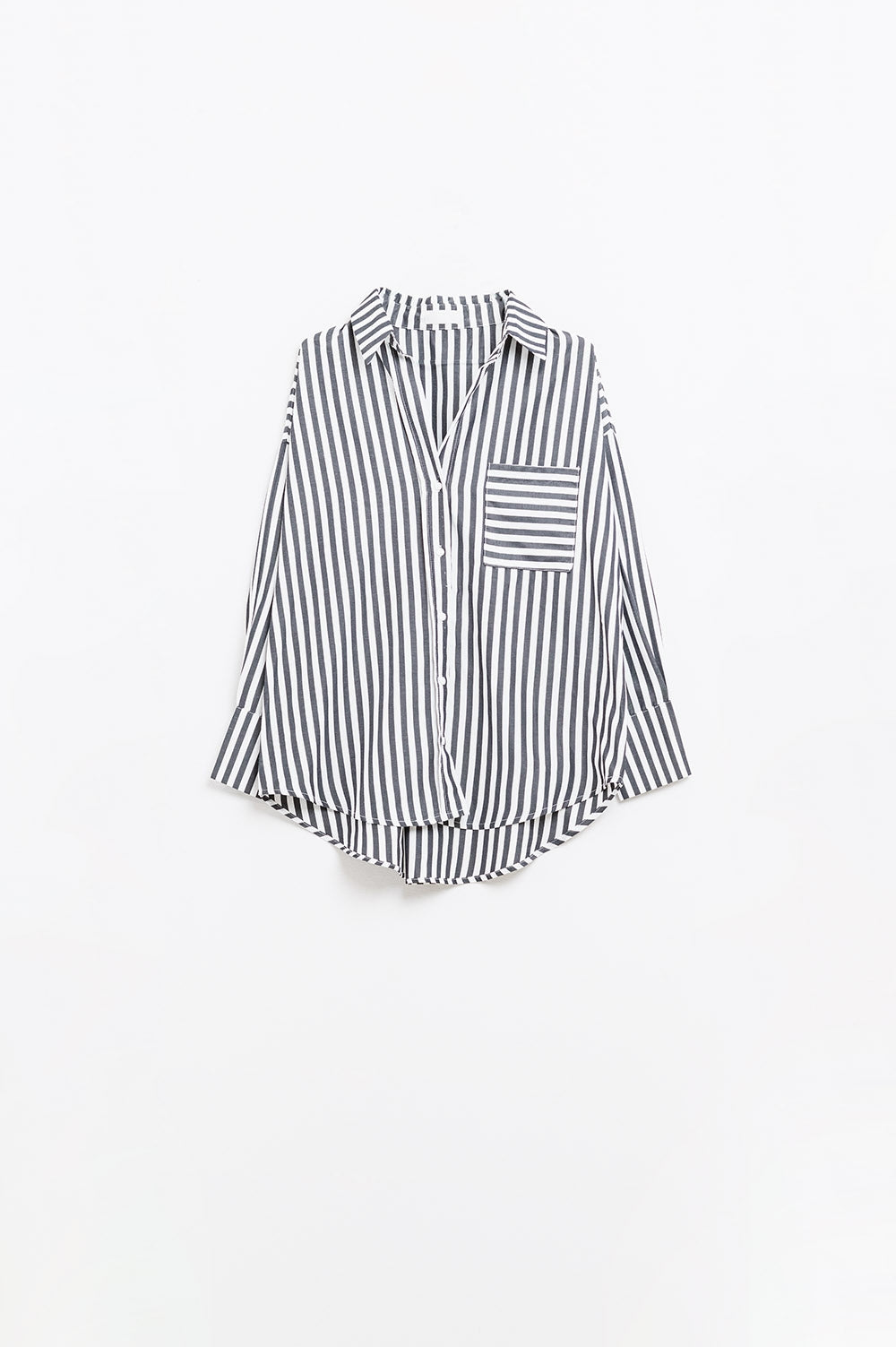 Camisa de popelina con rayas verticales en negro y bolsillo en el pecho