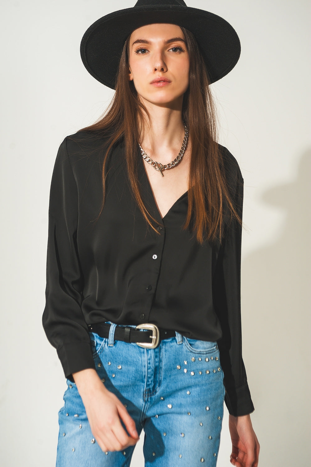 Camisa de saten en negro y cuello de pico